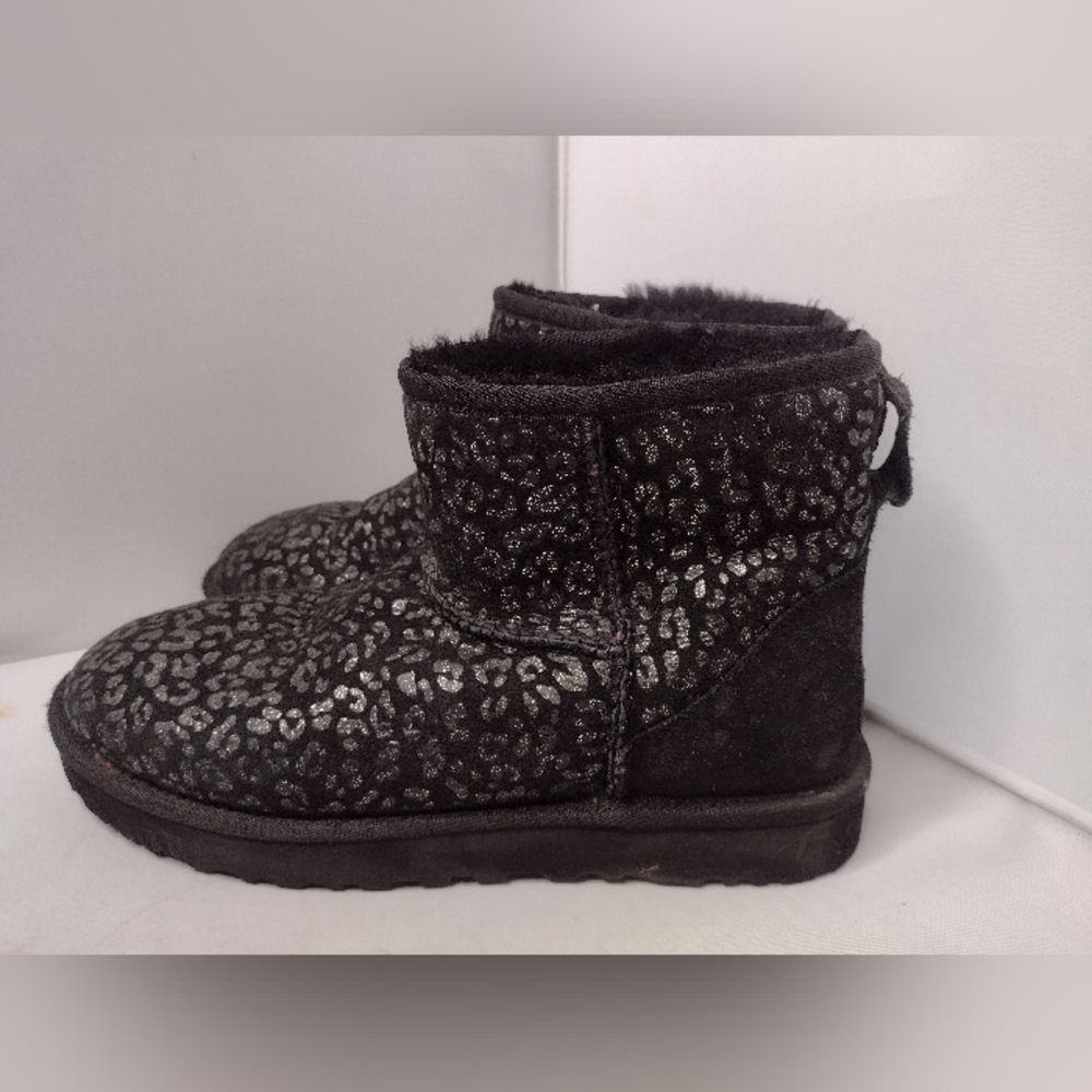 UGG Classic Mini Snow Leopard Boots Size 9 Black Metallic B2